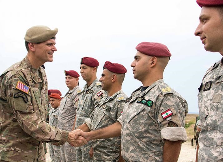 صورة لضابط أمريكي مع عناصر من الجيش اللبناني